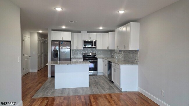 465 Hawthorne Ave Unit 1