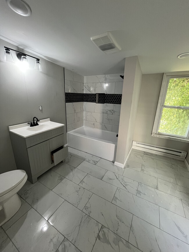 Building Photo - 138 S 17th St Rental