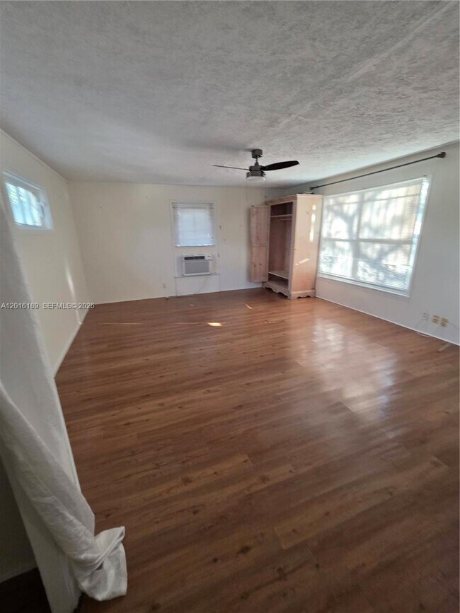 Photo - 811 NE 14th Ct