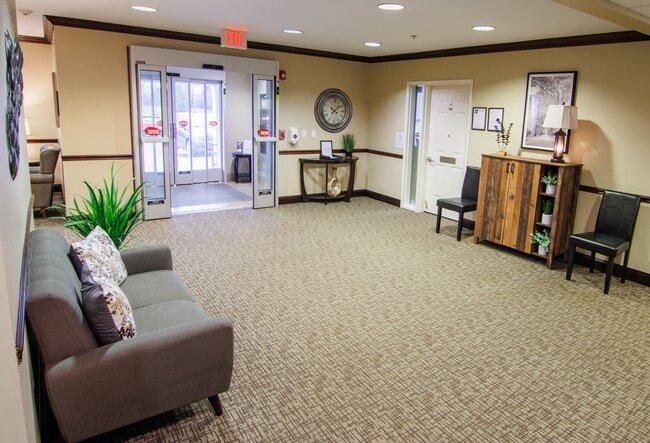 Área común de entrada - Lafayette Square Senior Apartments