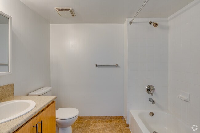2 habitaciones, 2 baños - 809 pies cuadrados - Baño