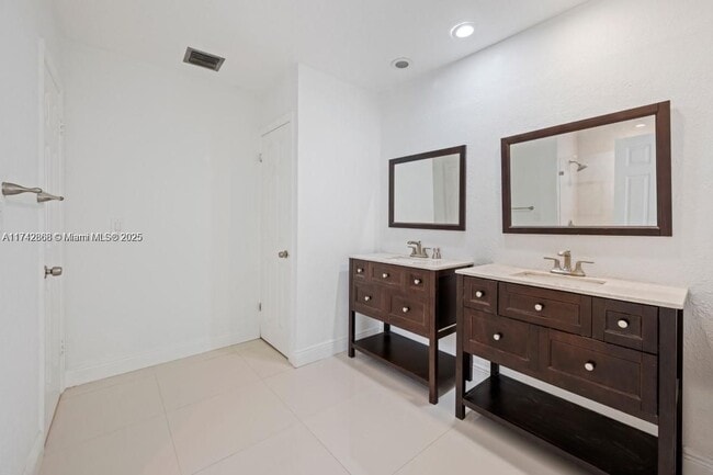 Photo - 2810 NE 60th St