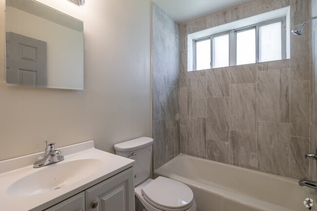 2BR, 1BA - 765SF - Bathroom