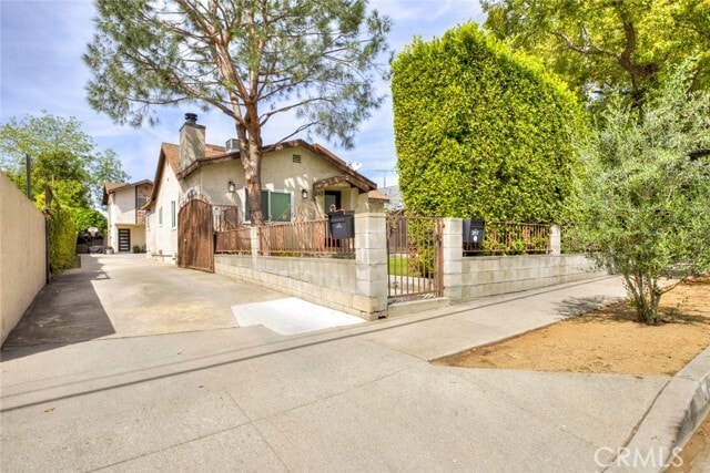 Building Photo - 247 N Oak Ave