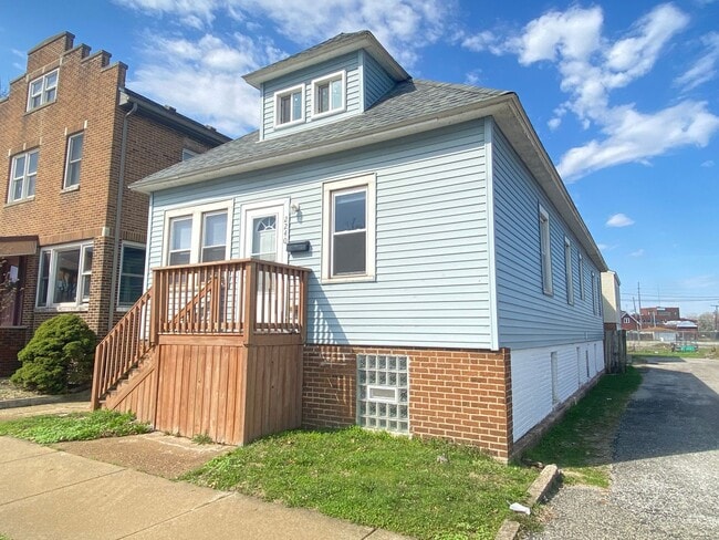 Building Photo - 4 Bedroom Home In Whiting, IN