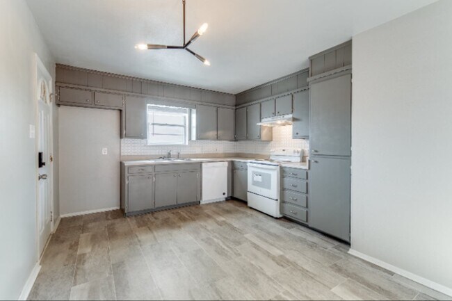 Photo - 900 Skelly St