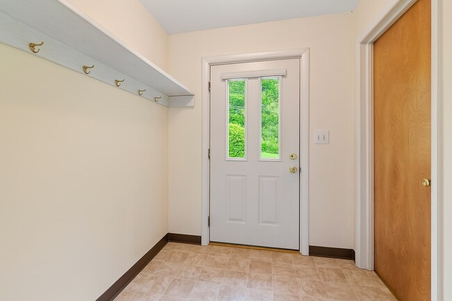 Building Photo - 402 University Ave Unit Apt #1