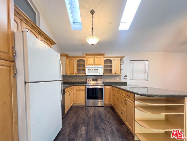 Photo - 15426 Camarillo St