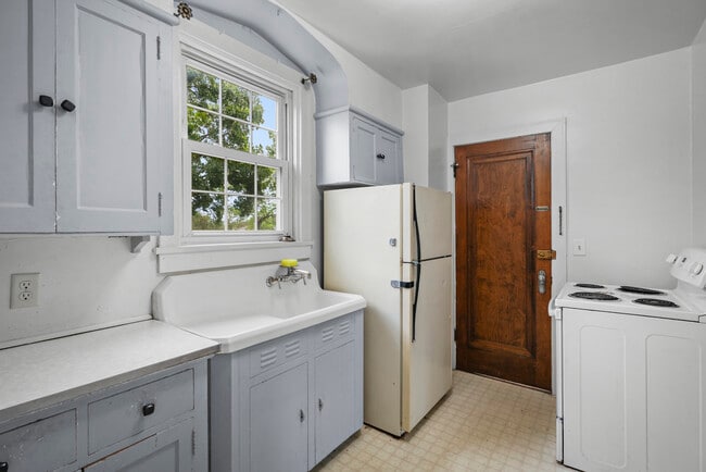Photo - 833 Midland St
