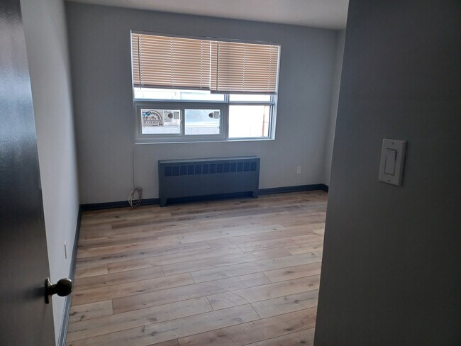 Photo - 199 Lakeshore Rd E