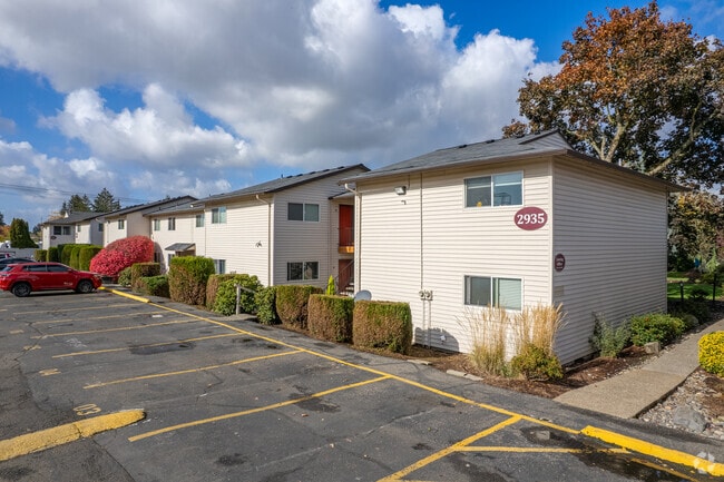 Exterior - Covington Square Apartments