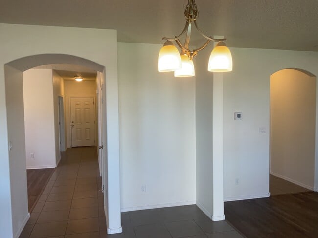 Photo - 904 Crown Ct NE