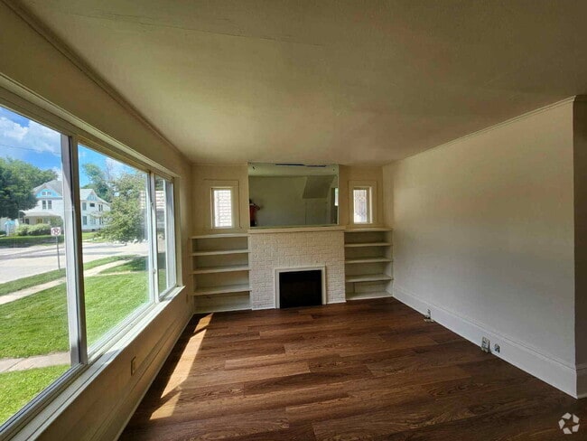 Building Photo - Bright Lower Apt with HIGH ceilings Unit 224LOW