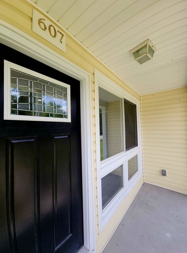 Photo - 607 New River Dr