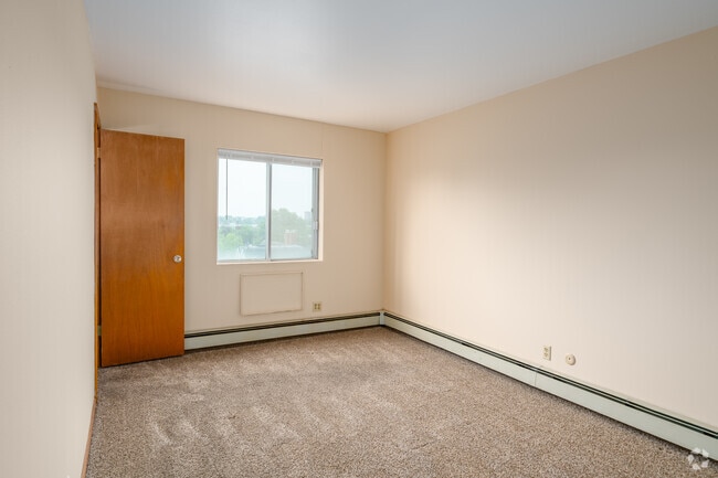 2BR, 1.5BA - 1,000SF - Primary Bedroom