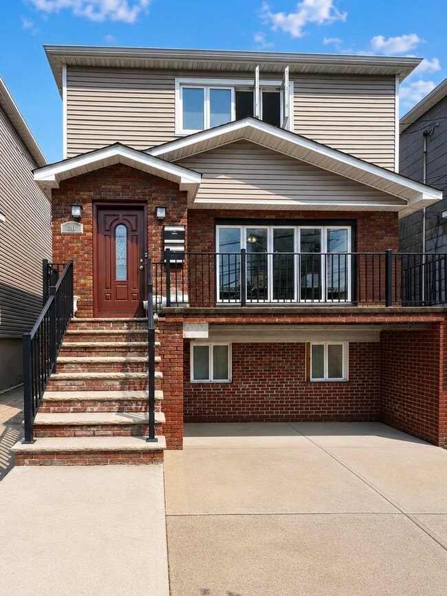 Building Photo - 20 Oak St Unit 2