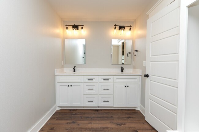 Photo - 16317 Rainier