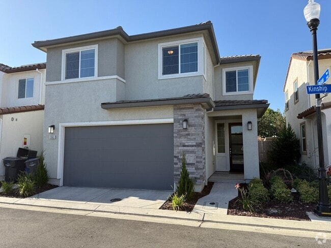Building Photo - Two story home in north Turlock built in 2...