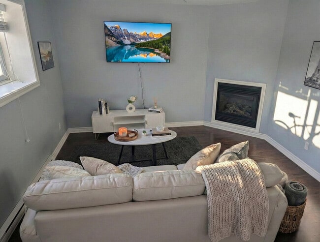 Building Photo - 5055 Chem. du Souvenir Unit SI ID1473542P