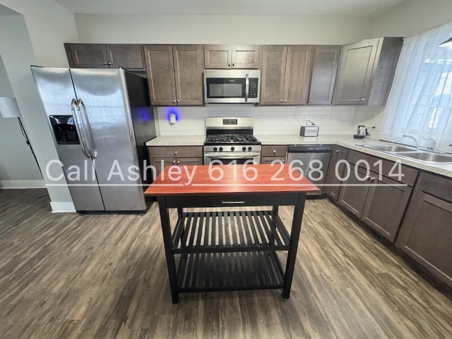 Photo - 1032 Logan St SE