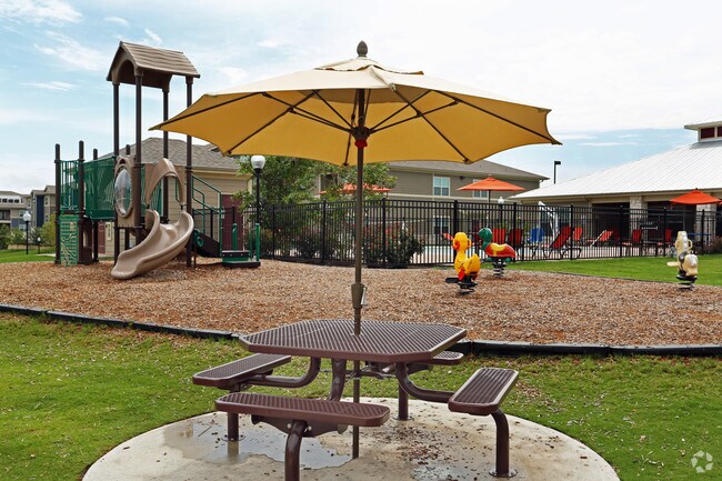 Picnic Area - Pointe at Ben White