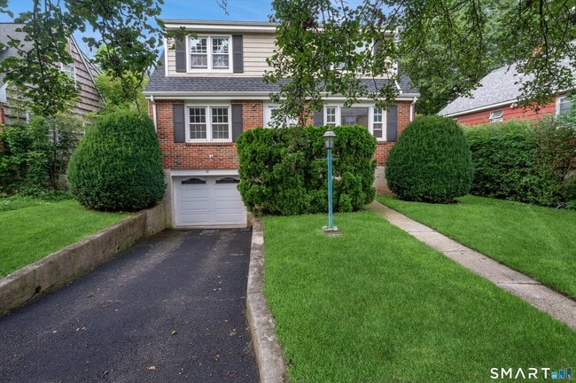 32 Hollow Wood Ln