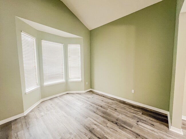 Photo - 122 Peoria Blvd
