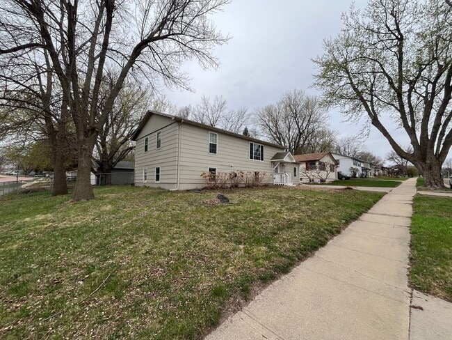 Photo - 4 Bed/2 Bath Rental Home with Fenced in Yard!