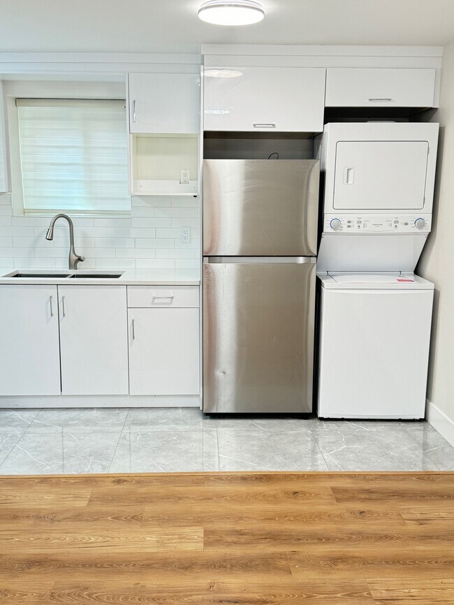 Photo - 16792 18B Av