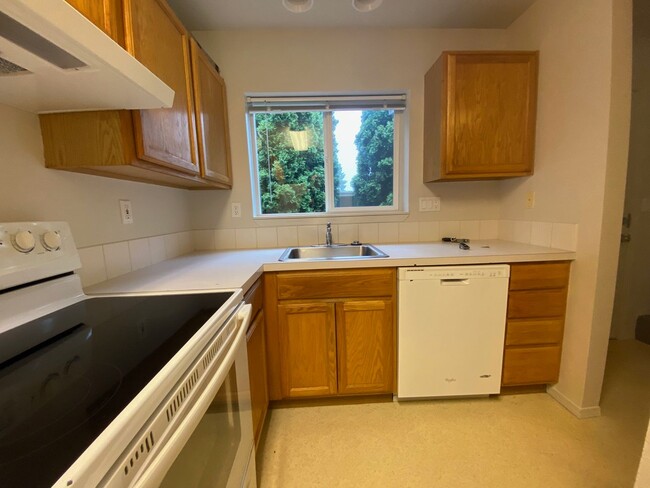 Building Photo - 10420 NE Glisan St Unit BB 10428 Glisan (2990) Rental
