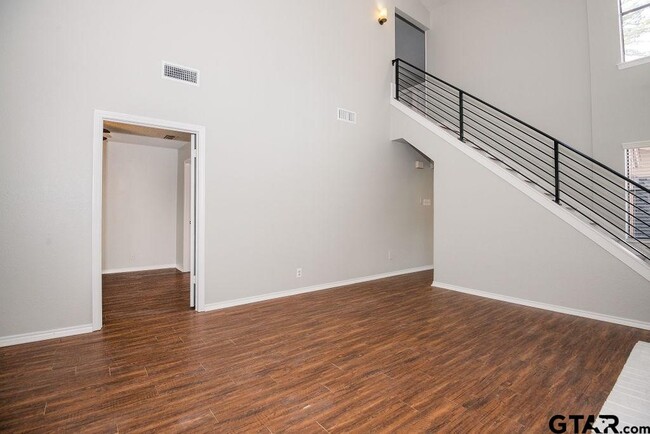 Photo - 5917 Hollytree Dr