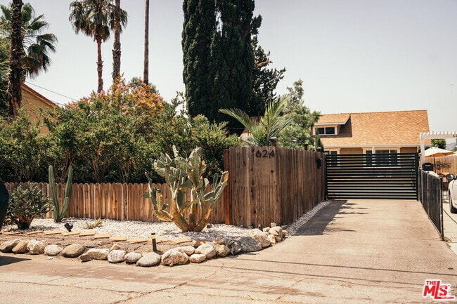 Building Photo - 624 W Mariposa St Rental