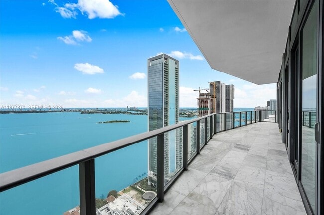 Building Photo - 460 NE 28th St Unit 4104