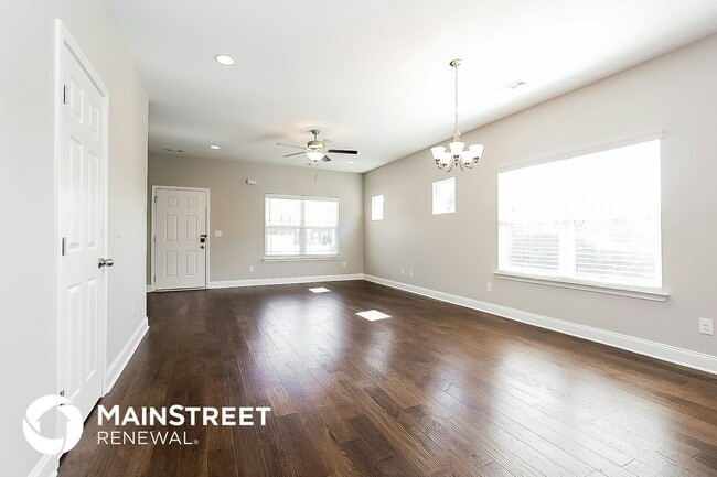 Photo - 608 Oakvale Ln