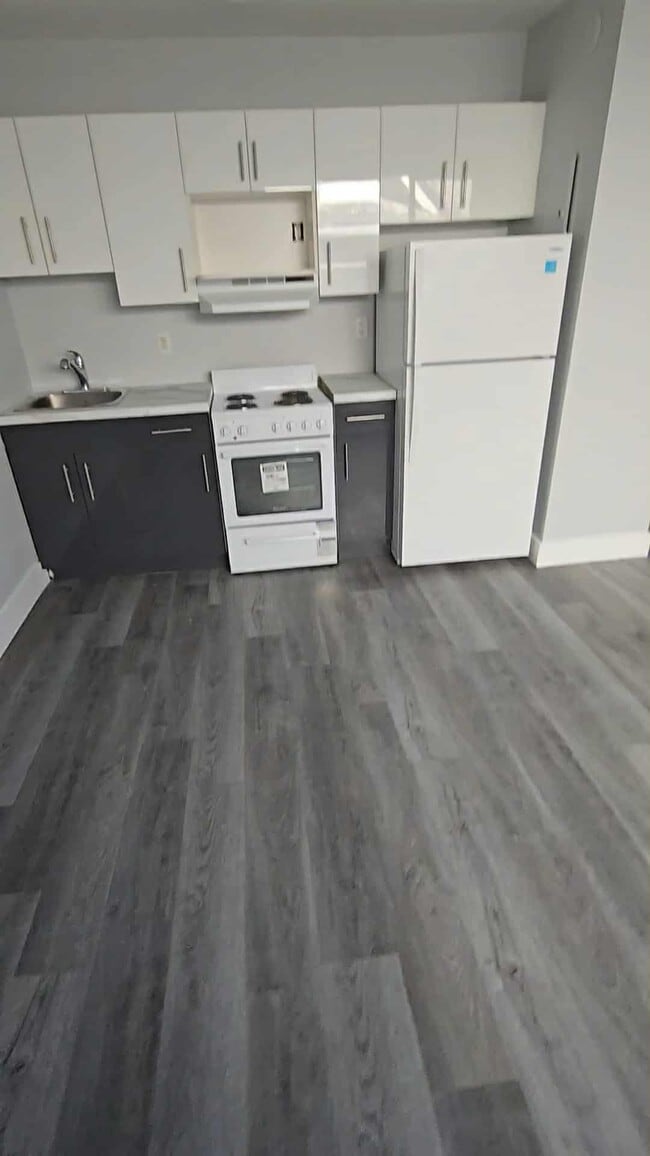 Building Photo - 570 Ellice Ave Unit A6