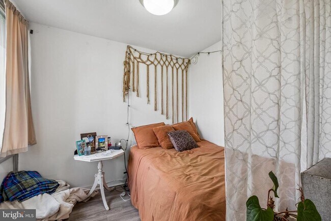 Building Photo - 604 S Washington Square Unit 1006