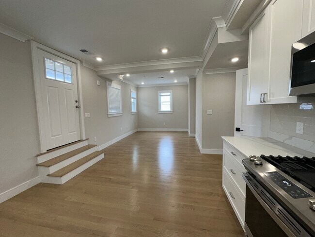 2 Rossmore Rd Unit 2