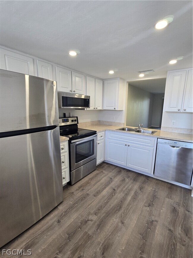 Building Photo - 1519 Cape Coral Pkwy W Unit 8