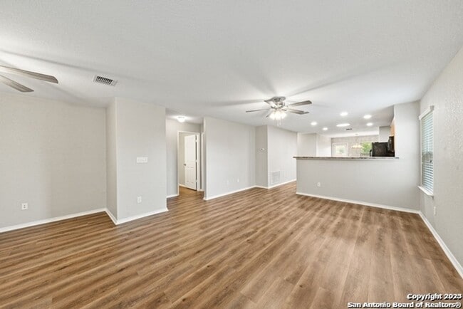 Building Photo - 3 Bedroom/2 Bath Silver Canyon Subdivision