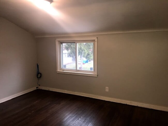 Photo - 2 Bedroom / 1 Bath Townhome + Garage -- Bellevue/Brighton Heights Area