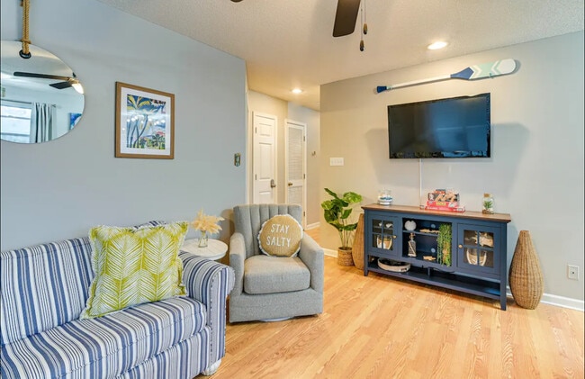 Living area - 412 28th Ave N Unit H