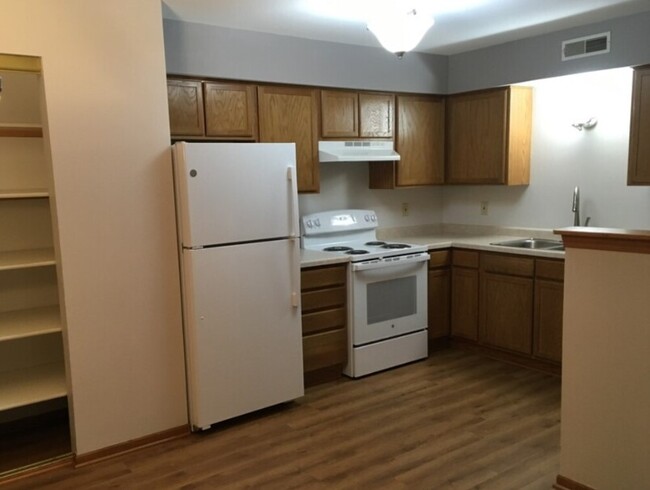 Kitchen fill dishwasher, refrig, oven/stove, disposal - 135 W Oak Leaf Dr Condo Unit 4