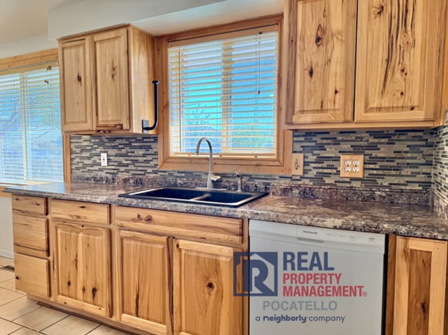 Photo - 4 Bedroom 2 bath House - Dog friendly