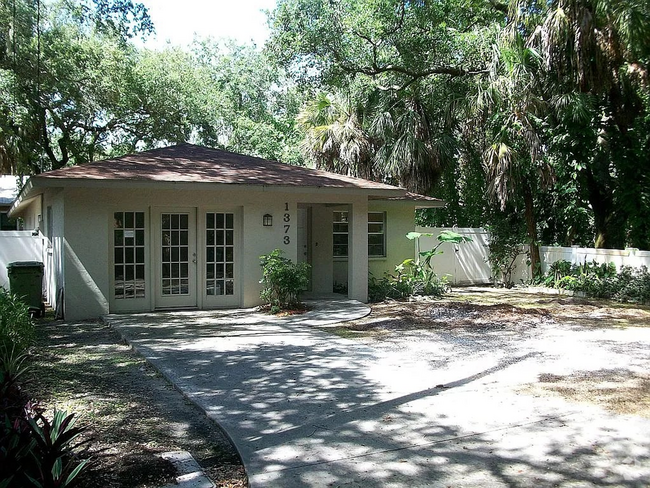 Building Photo - 4/2 Home conveniently located in Sarasota ...