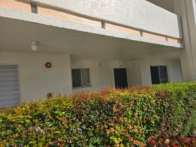 Photo - 3186 Via Poinciana Unidad 106 Rental