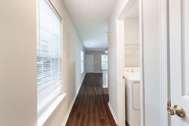 Photo - 3bd/2.5 ba Duplex Townhome Unit w/ Garage in Ideal ...