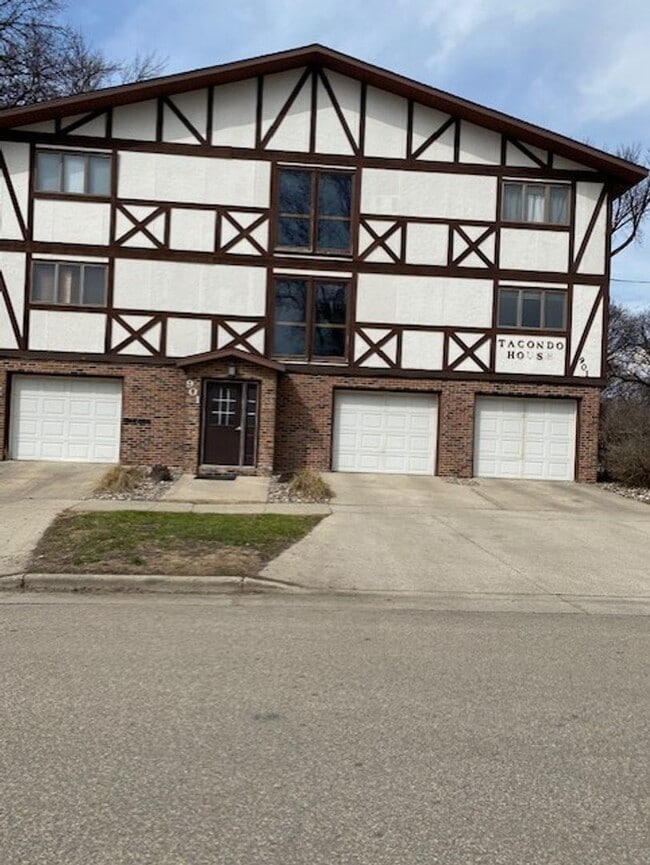 Building Photo - 3 bedroom 2 bathroom Condo Near Downtown Sanford!