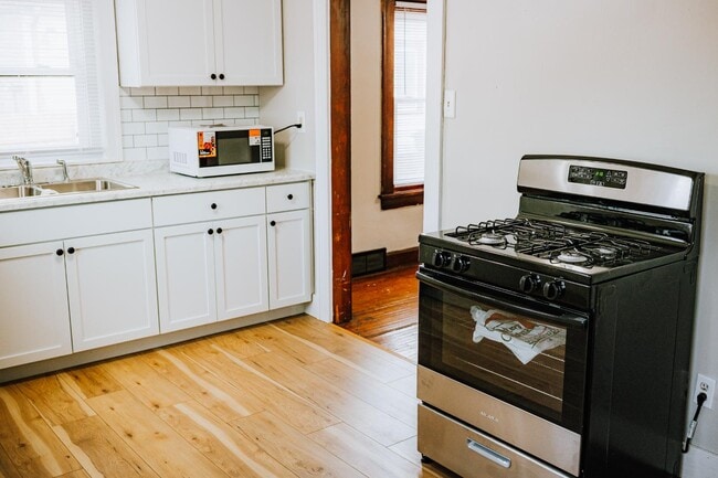 Photo - 618 Bart St