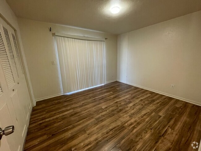 Building Photo - 2 Bedroom Located in Pineridge Available N... Rental