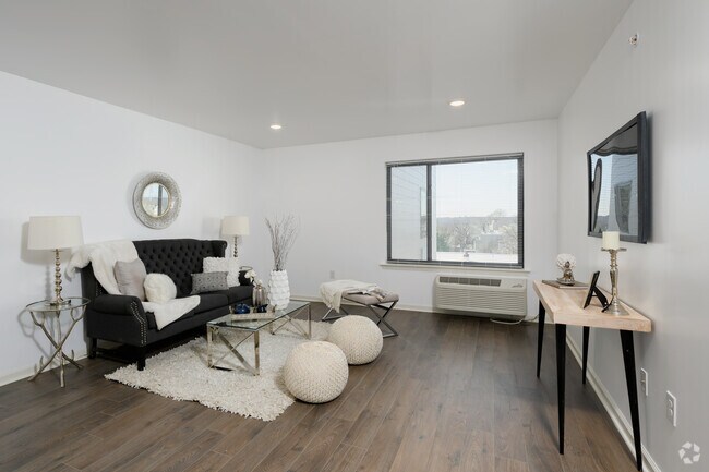 1BR, 1BA - 682SF Living Space